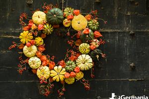 A DIY fall wreath with pumpkins and other fall decorations